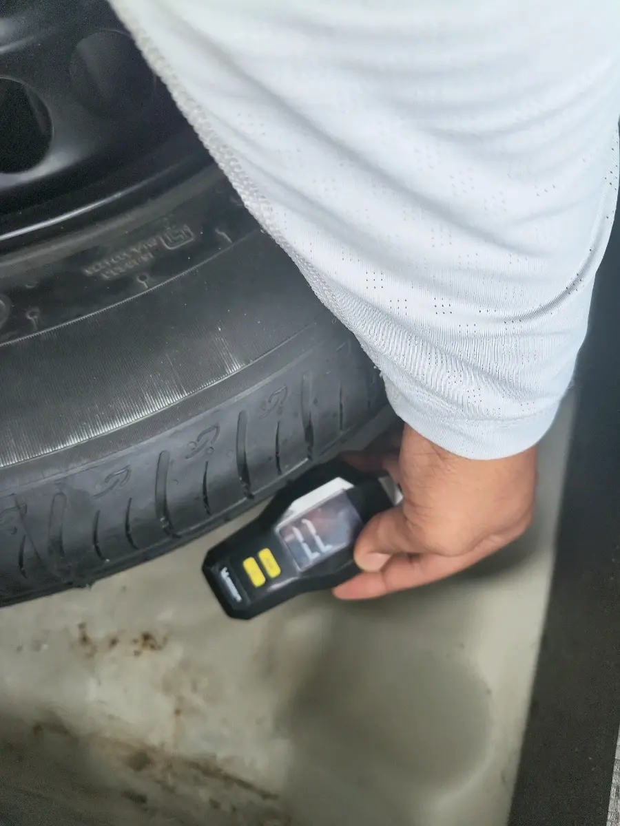 2023 Maruti BREZZA VXI SMART HYBRID, Petrol, Manual, 28,505 km, tyre