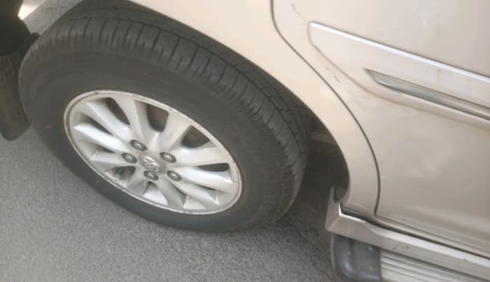 2012 Toyota Innova VX 2.5 7 STR, Diesel, Manual, 3,39,598 km, tyre