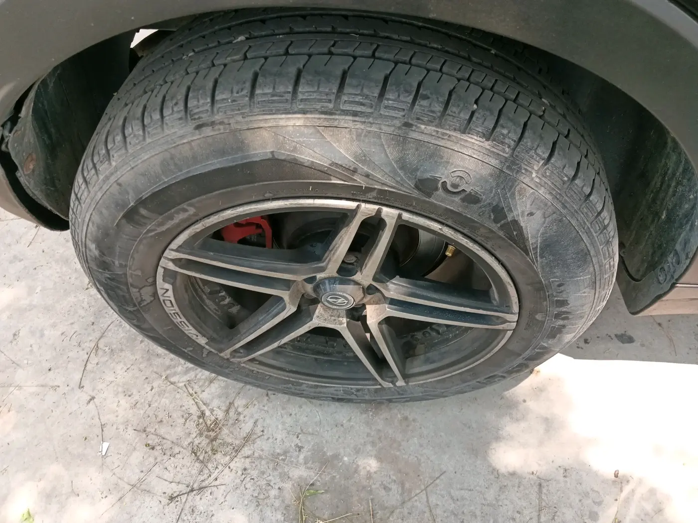 2022 Mahindra XUV300 W4 1.2 PETROL, Petrol, Manual, 10,10,000 km, tyre