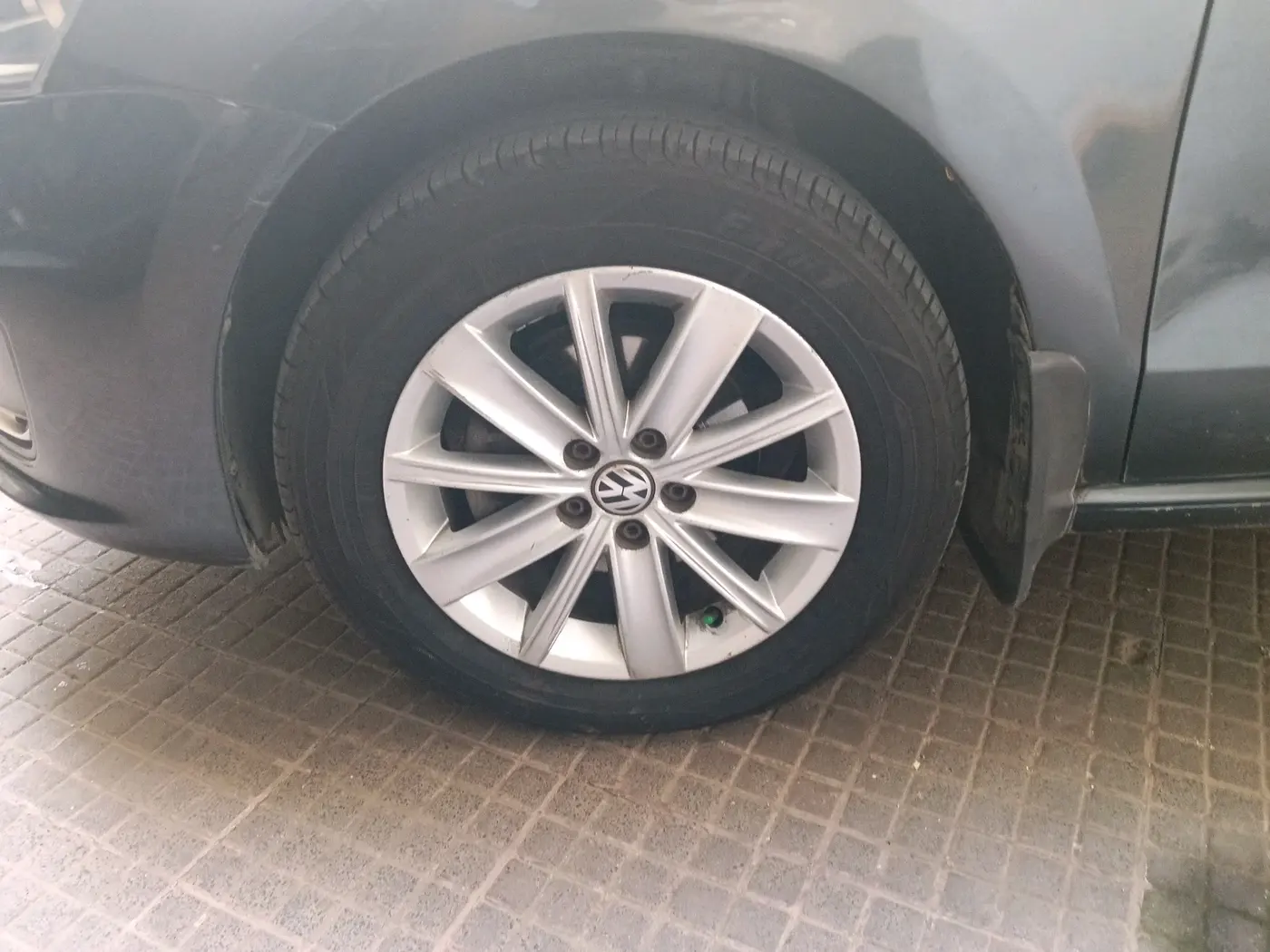 2016 Volkswagen Vento HIGHLINE PETROL AT, Petrol, Automatic, 93,500 km, tyre