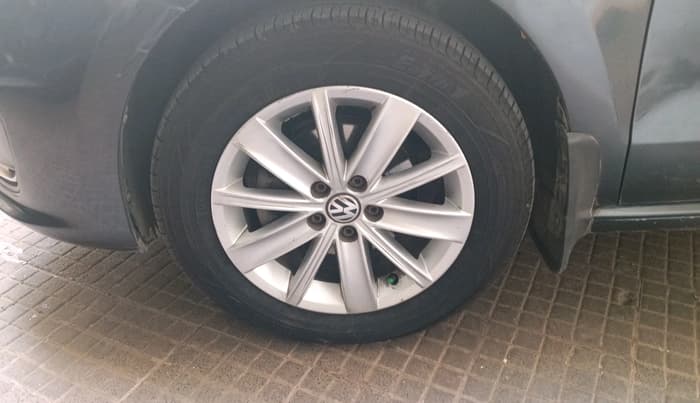 2016 Volkswagen Vento HIGHLINE PETROL AT, Petrol, Automatic, 92,710 km, tyre
