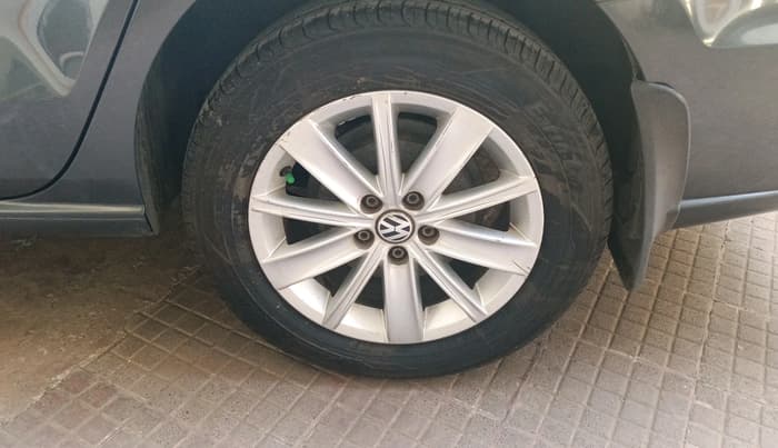 2016 Volkswagen Vento HIGHLINE PETROL AT, Petrol, Automatic, 92,710 km, tyre