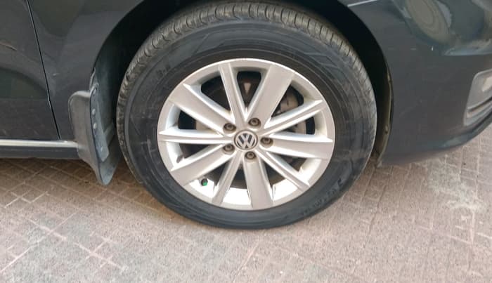2016 Volkswagen Vento HIGHLINE PETROL AT, Petrol, Automatic, 92,710 km, tyre