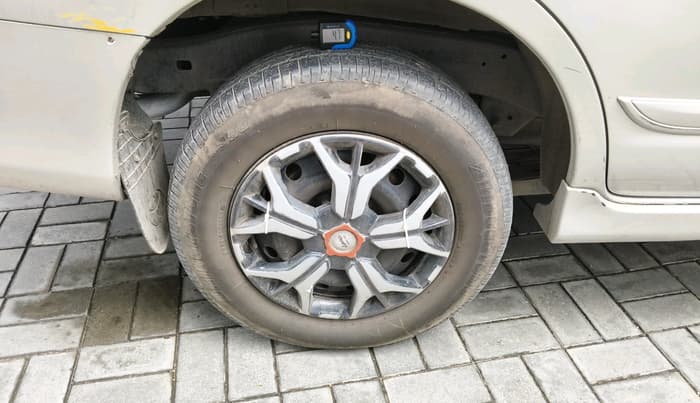 2015 Toyota Innova 2.5 GX 8 STR, Diesel, Manual, 2,12,471 km, tyre