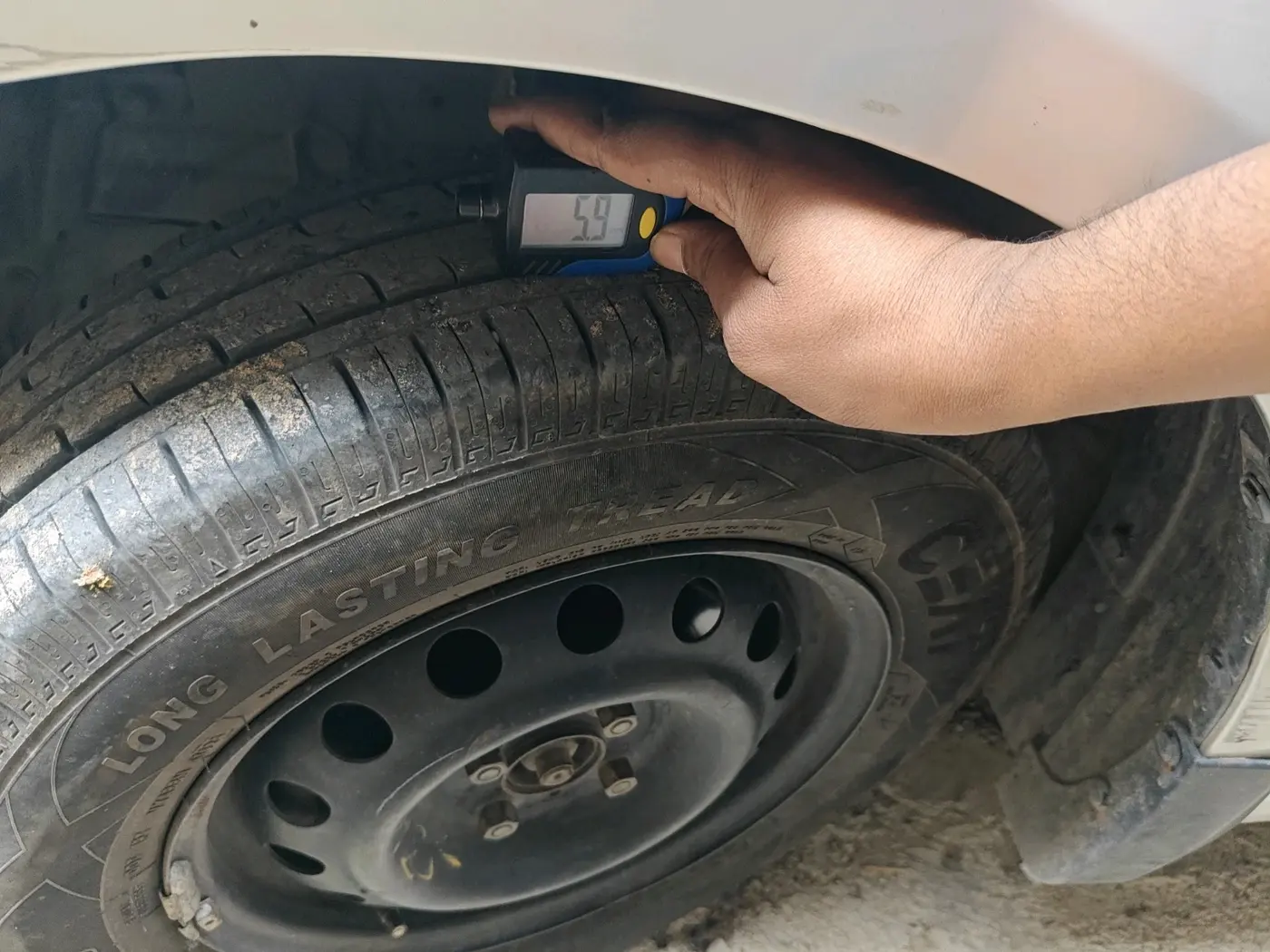 2013 Maruti Swift Dzire VXI, CNG, Manual, 1,05,450 km, tyre