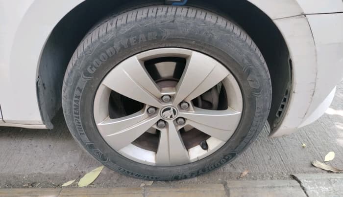 2016 Skoda Superb ELEGANCE 1.8 TSI AT, Petrol, Automatic, 1,25,898 km, tyre