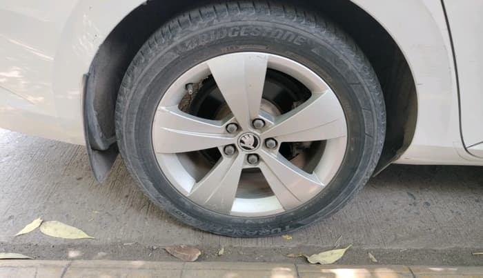 2016 Skoda Superb ELEGANCE 1.8 TSI AT, Petrol, Automatic, 1,25,898 km, tyre