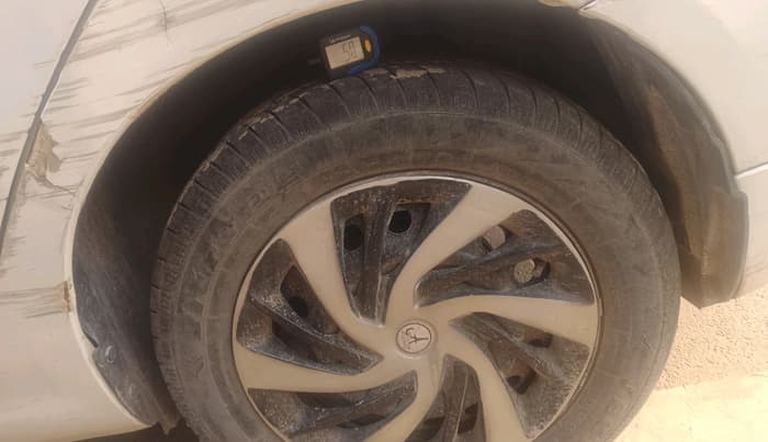 2015 Maruti Ciaz VXI+, Petrol, Manual, 82,350 km, tyre