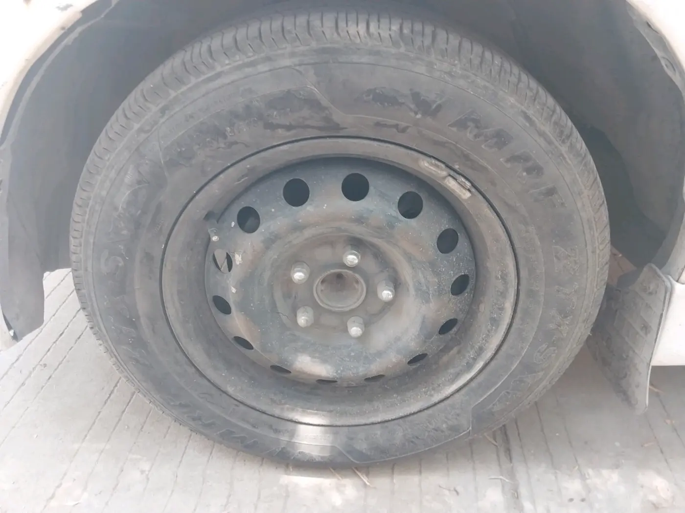 2013 Toyota Innova 2.5 GX 8 STR, Diesel, Manual, 1,92,079 km, tyre