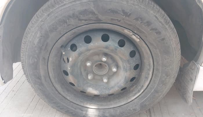 2013 Toyota Innova 2.5 GX 8 STR, Diesel, Manual, 1,92,079 km, tyre