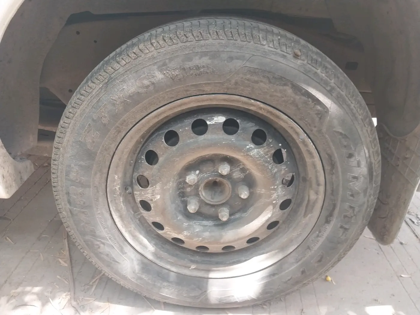 2013 Toyota Innova 2.5 GX 8 STR, Diesel, Manual, 1,92,079 km, tyre