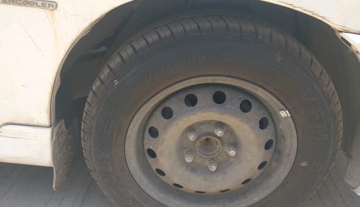 2013 Toyota Innova 2.5 GX 8 STR, Diesel, Manual, 1,92,079 km, tyre