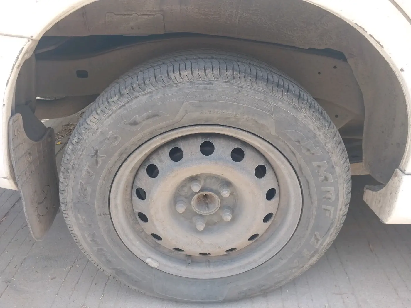 2013 Toyota Innova 2.5 GX 8 STR, Diesel, Manual, 1,92,079 km, tyre