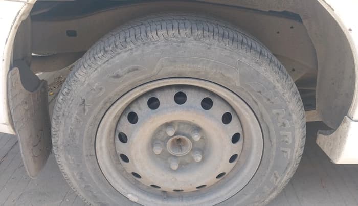 2013 Toyota Innova 2.5 GX 8 STR, Diesel, Manual, 1,92,079 km, tyre