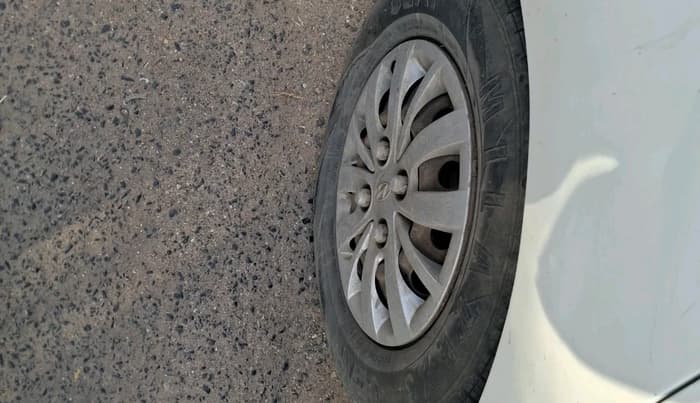 2013 Hyundai i10 MAGNA 1.1, CNG, Manual, 2,38,683 km, tyre