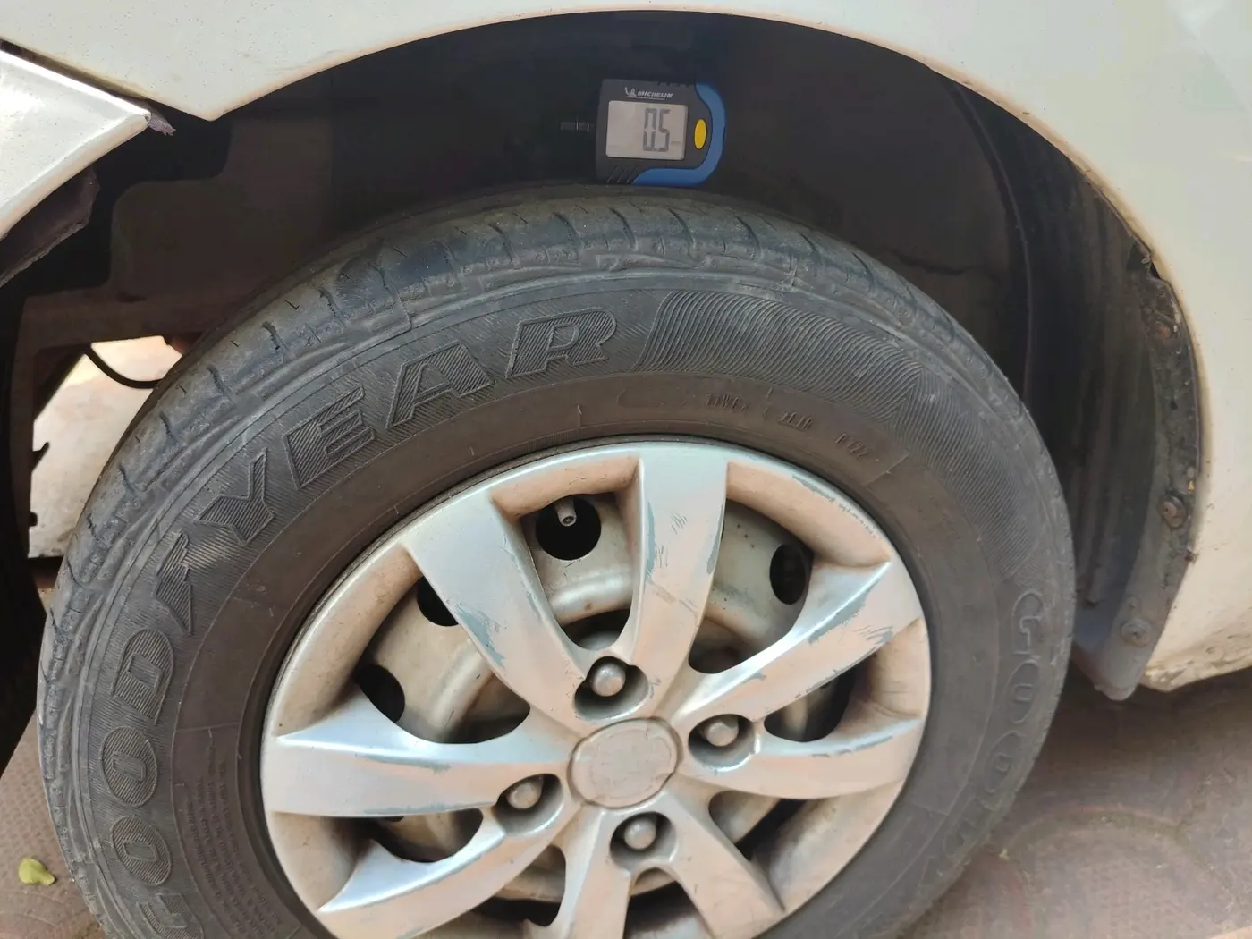 2016 Hyundai Eon ERA +, Petrol, Manual, 88,840 km, tyre