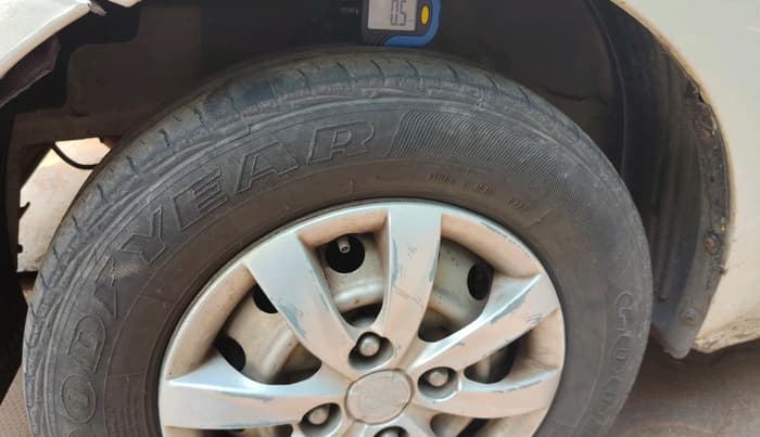 2016 Hyundai Eon ERA +, Petrol, Manual, 88,840 km, tyre