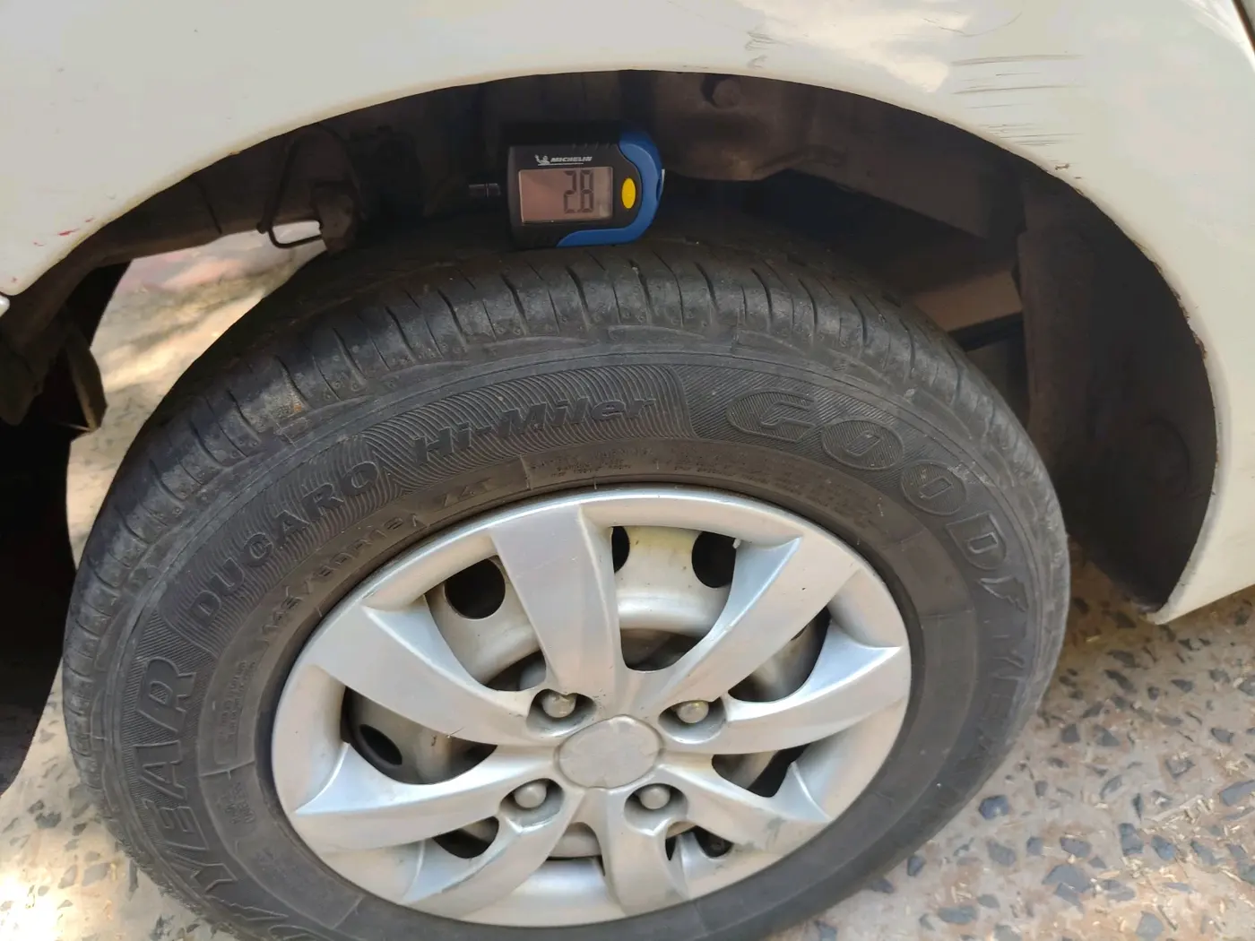 2016 Hyundai Eon ERA +, Petrol, Manual, 88,840 km, tyre