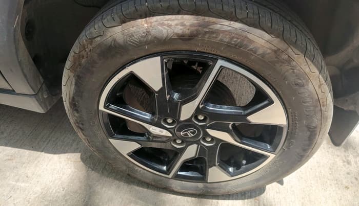 2025 Tata PUNCH Creative Plus (S) AMT, Petrol, Automatic, 17,703 km, tyre