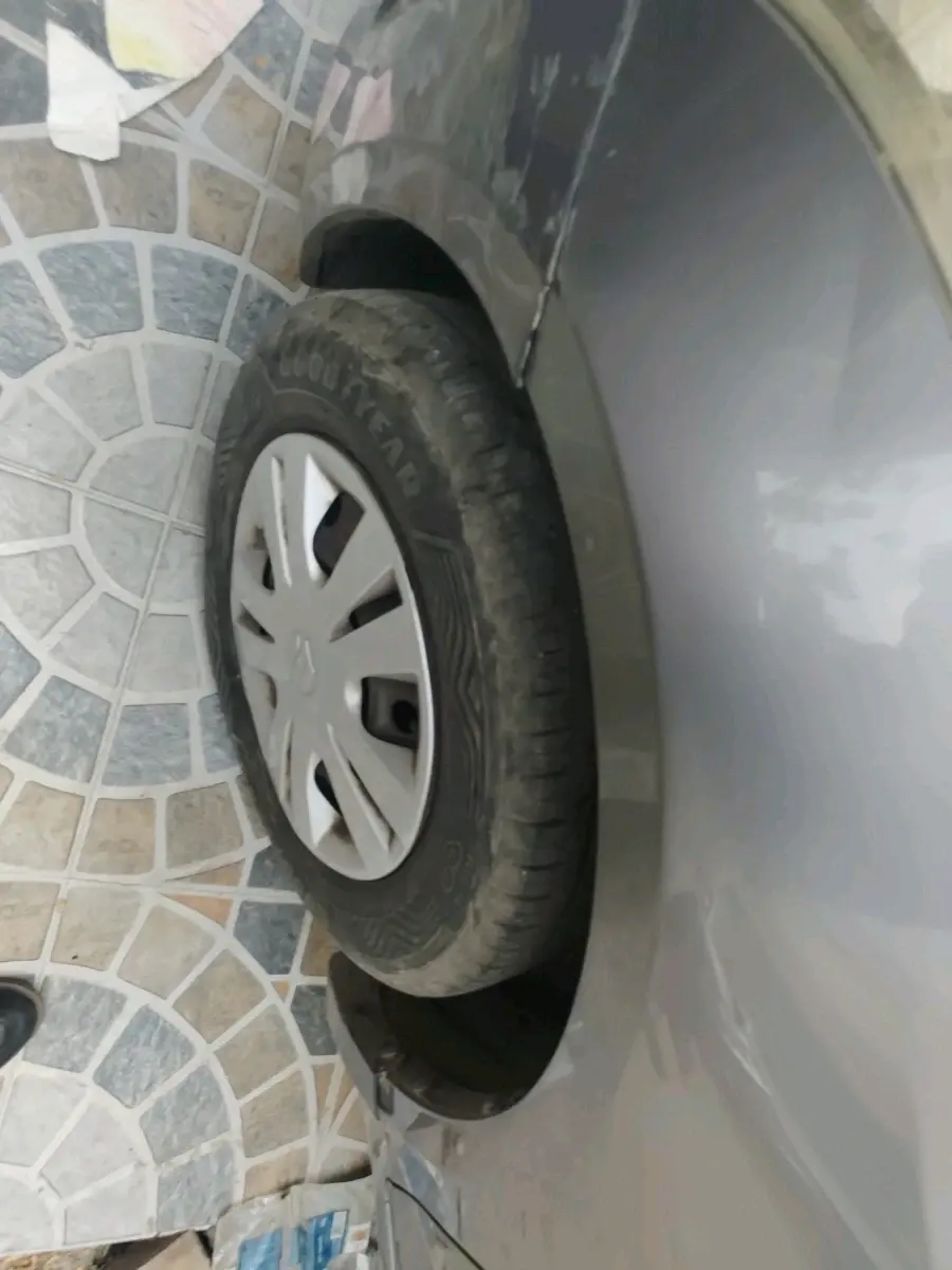 2013 Maruti Swift Dzire LXI, Petrol, Manual, 1,06,066 km, tyre