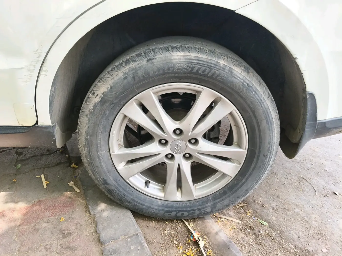 2011 Hyundai Santa Fe 2 WD, Diesel, Manual, 1,24,953 km, tyre