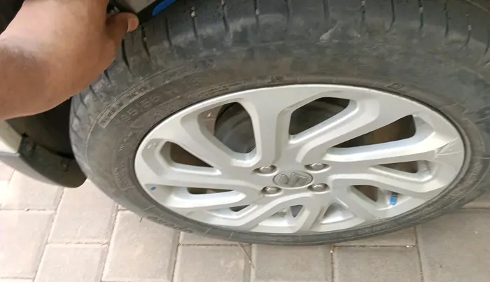 2023 Maruti Baleno  ZETA CNG 1.2L, CNG, Manual, 41,325 km, tyre