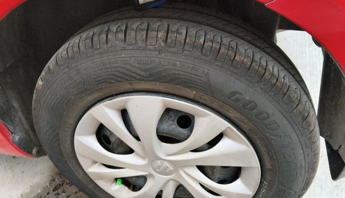 2015 Maruti Swift VXI, Petrol, Manual, 1,89,696 km, tyre