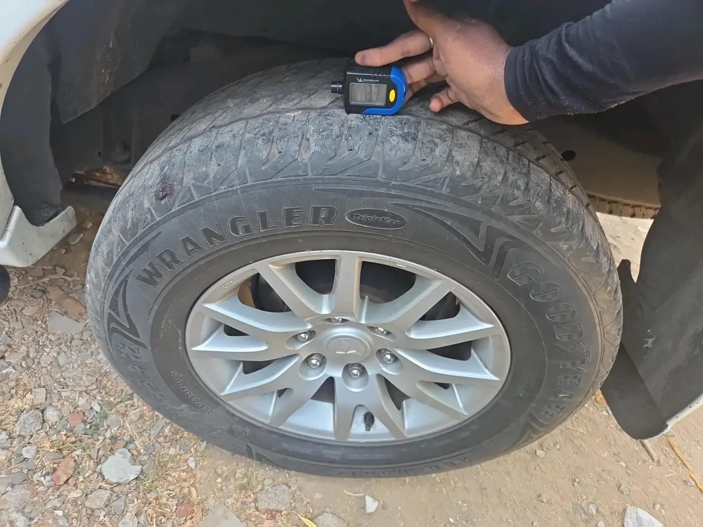 2014 Mitsubishi Pajero Sport 2.5 MT, Diesel, Manual, 5,75,000 km, tyre