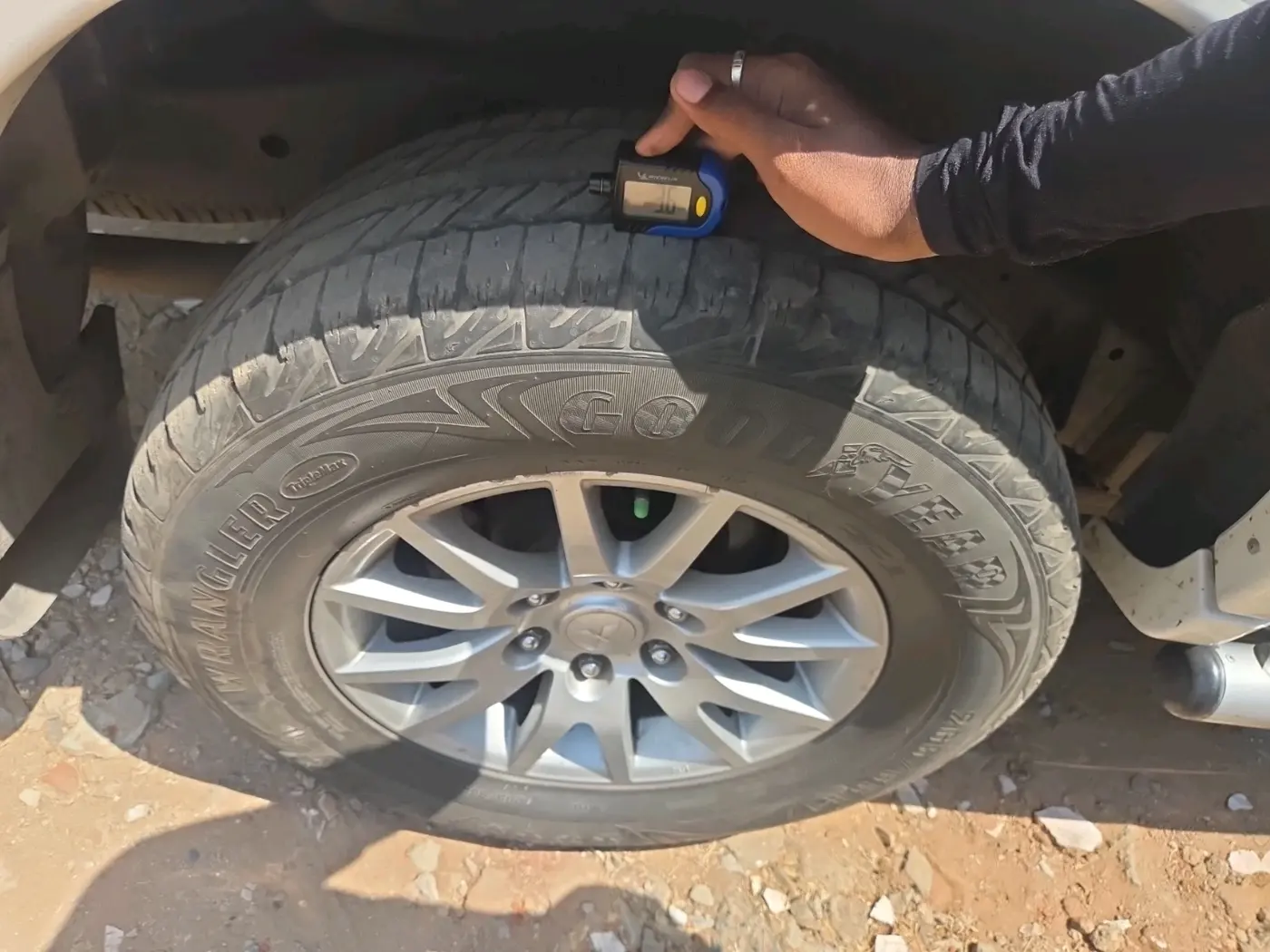 2014 Mitsubishi Pajero Sport 2.5 MT, Diesel, Manual, 5,75,000 km, tyre