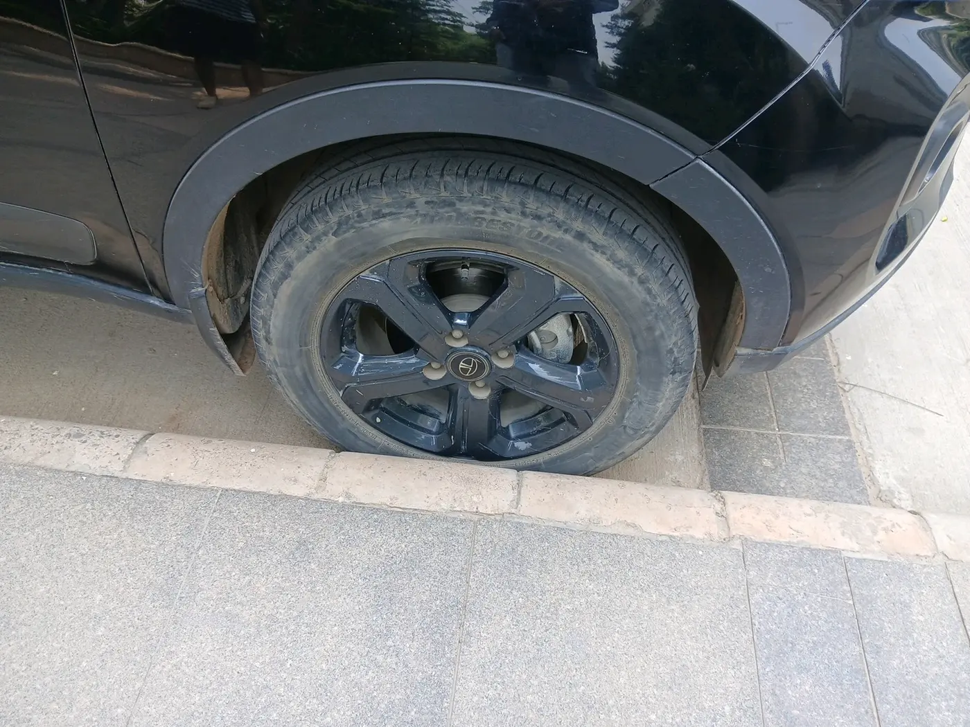 2022 Tata NEXON XZ PLUS (O) PETROL DARK EDITION, Petrol, Manual, 40,828 km, tyre