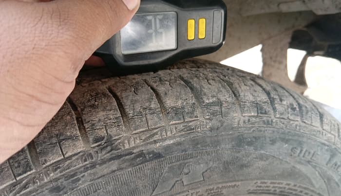 2011 Maruti Eeco 7 STR, CNG, Manual, 3,80,697 km, tyre