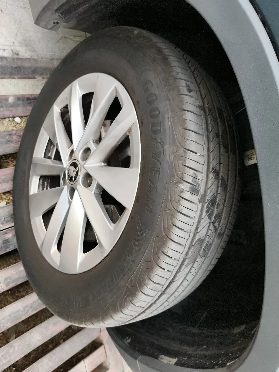 2025 Skoda Kylaq Signature AT, Petrol, Automatic, 4,208 km, tyre