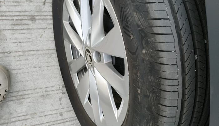 2025 Skoda Kylaq Signature AT, Petrol, Automatic, 4,208 km, tyre