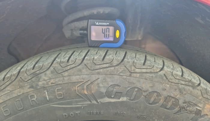 2010 Chevrolet Cruze LTZ AT, Diesel, Automatic, 1,47,364 km, tyre