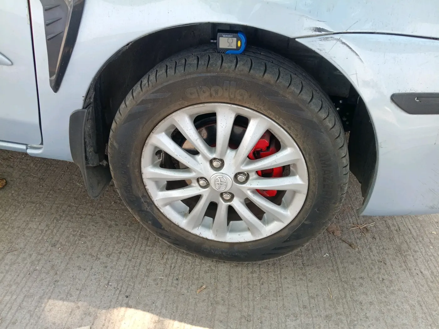 2011 Toyota Etios V, Petrol, Manual, 79,500 km, tyre