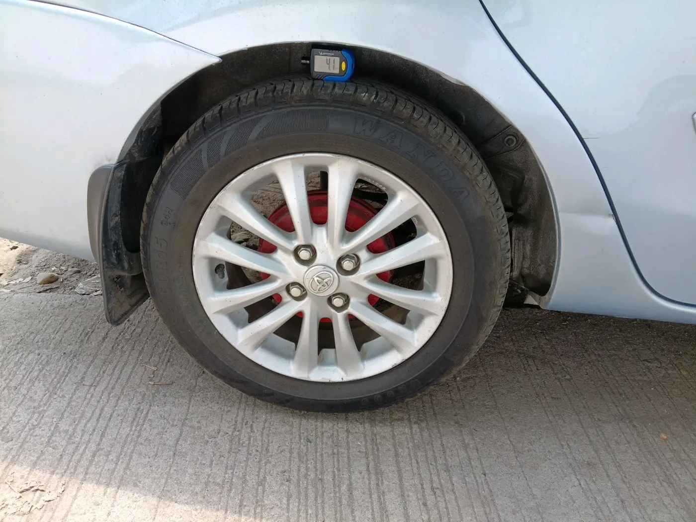 2011 Toyota Etios V, Petrol, Manual, 79,500 km, tyre