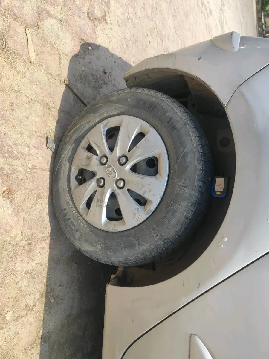 2011 Hyundai i10 SPORTZ 1.2, CNG, Manual, 1,47,802 km, tyre