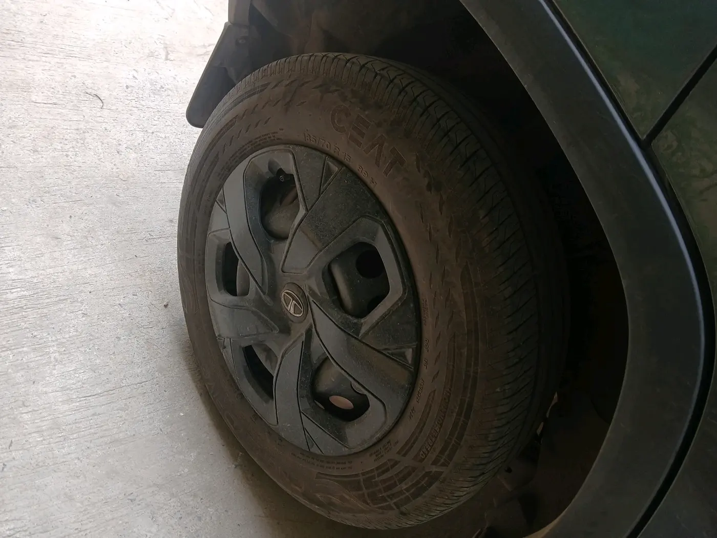 2024 Tata PUNCH ADVENTURE RHYTHM CNG, CNG, Manual, 33,589 km, tyre