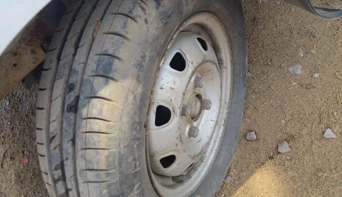 2011 Maruti Eeco 5 STR, Petrol, Manual, 67,020 km, tyre