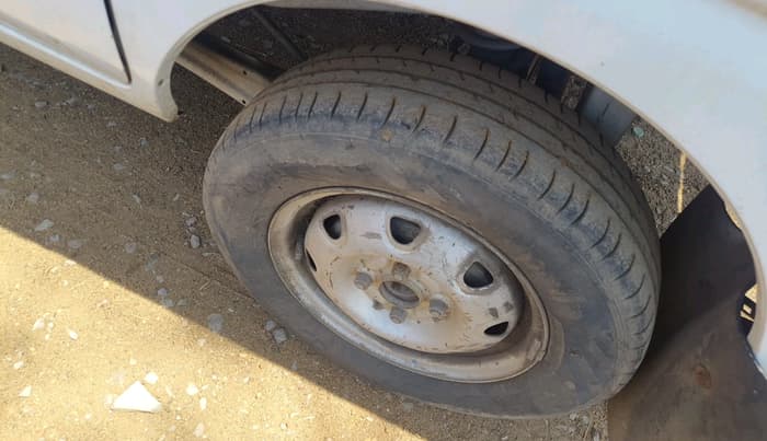 2011 Maruti Eeco 5 STR, Petrol, Manual, 67,020 km, tyre