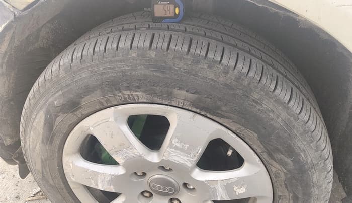 2008 Audi Q7 3.0 TDI quattro, Diesel, Automatic, 1,80,463 km, tyre