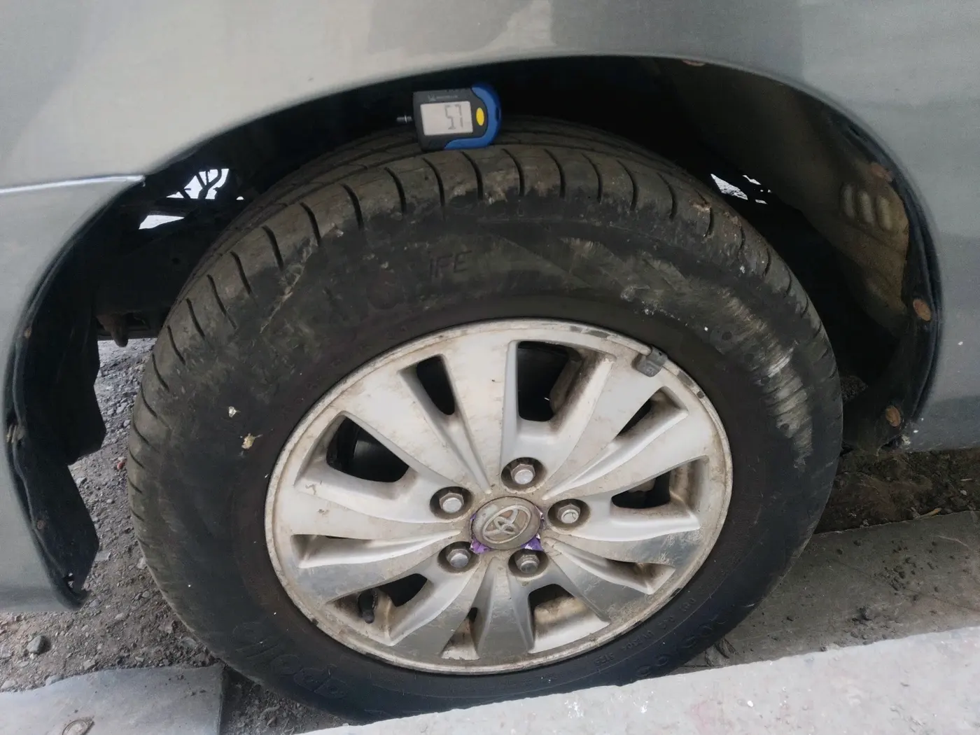 2010 Toyota Innova V 2.5 7 STR, Diesel, Manual, 4,25,020 km, tyre