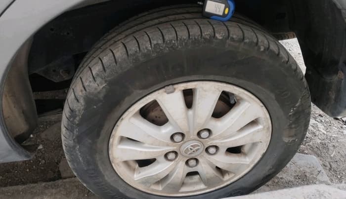 2010 Toyota Innova V 2.5 7 STR, Diesel, Manual, 4,25,020 km, tyre