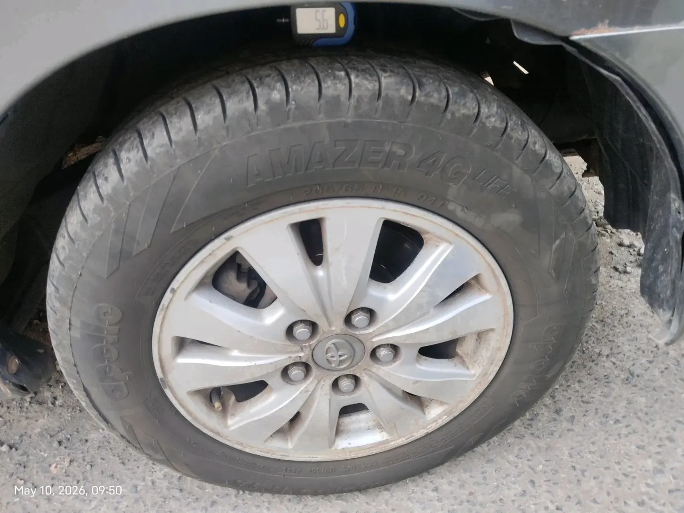 2010 Toyota Innova V 2.5 7 STR, Diesel, Manual, 4,25,020 km, tyre