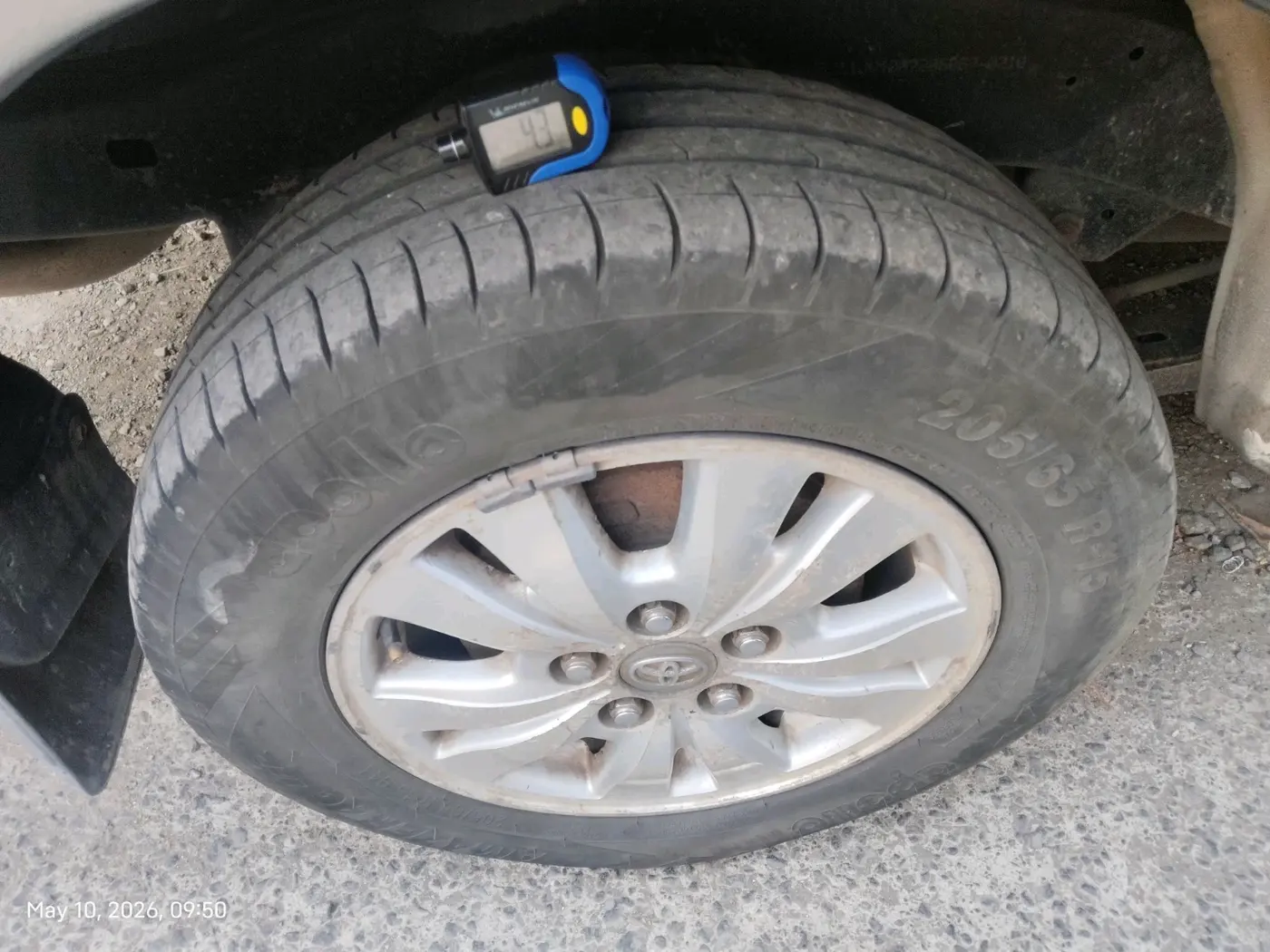 2010 Toyota Innova V 2.5 7 STR, Diesel, Manual, 4,25,020 km, tyre