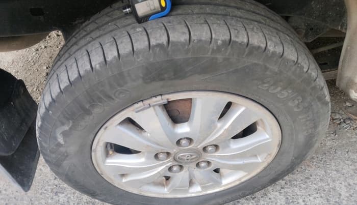 2010 Toyota Innova V 2.5 7 STR, Diesel, Manual, 4,25,020 km, tyre