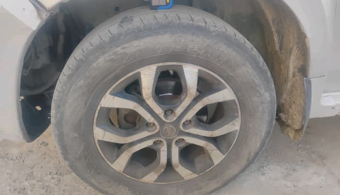 2013 Nissan Terrano XL (D), Diesel, Manual, 1,43,915 km, tyre