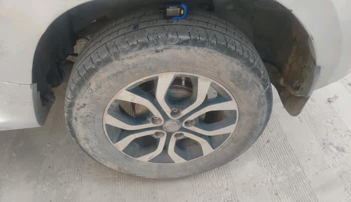2013 Nissan Terrano XL (D), Diesel, Manual, 1,43,915 km, tyre
