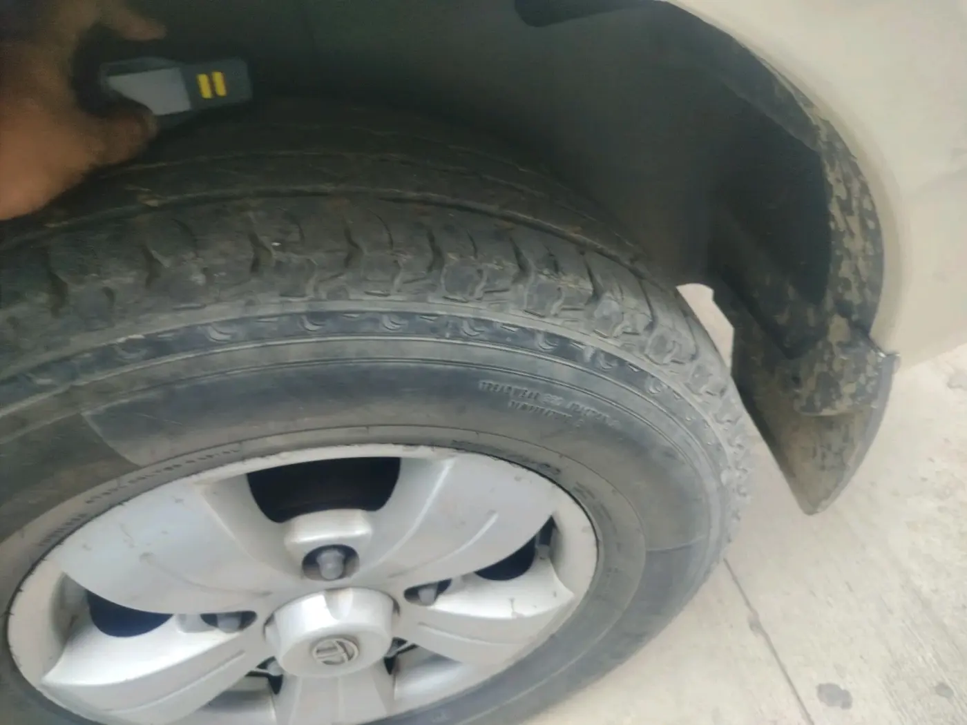 2016 Tata Safari Storme 2.2 VX 4X2, Diesel, Manual, 2,24,383 km, tyre