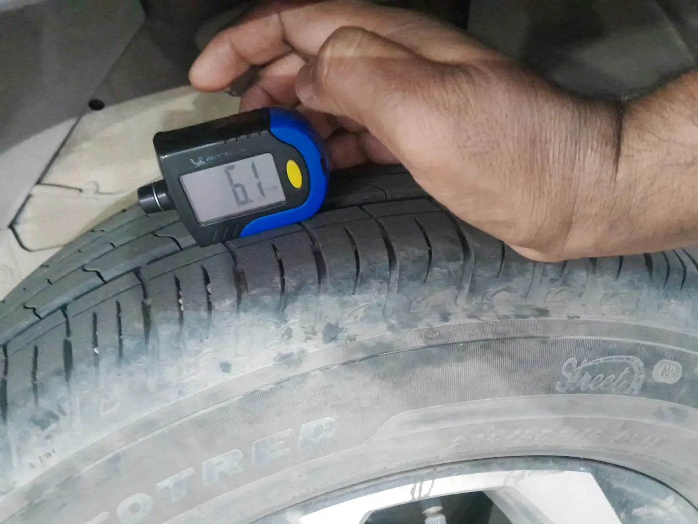2022 Maruti BREZZA ZXI + SMART HYBRID, Petrol, Manual, 29,084 km, tyre